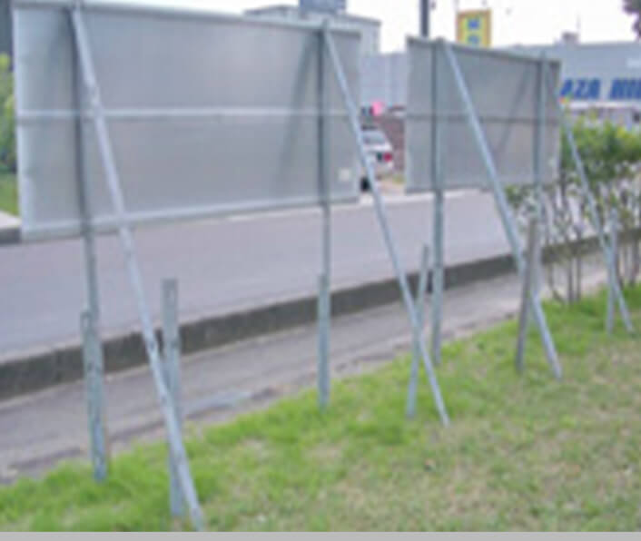野立て式掲示板の裏側の設置画像